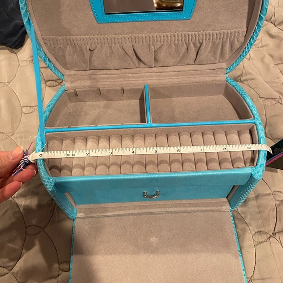 Locked Jewerly Chest Travel Case - Picture 3 of 6